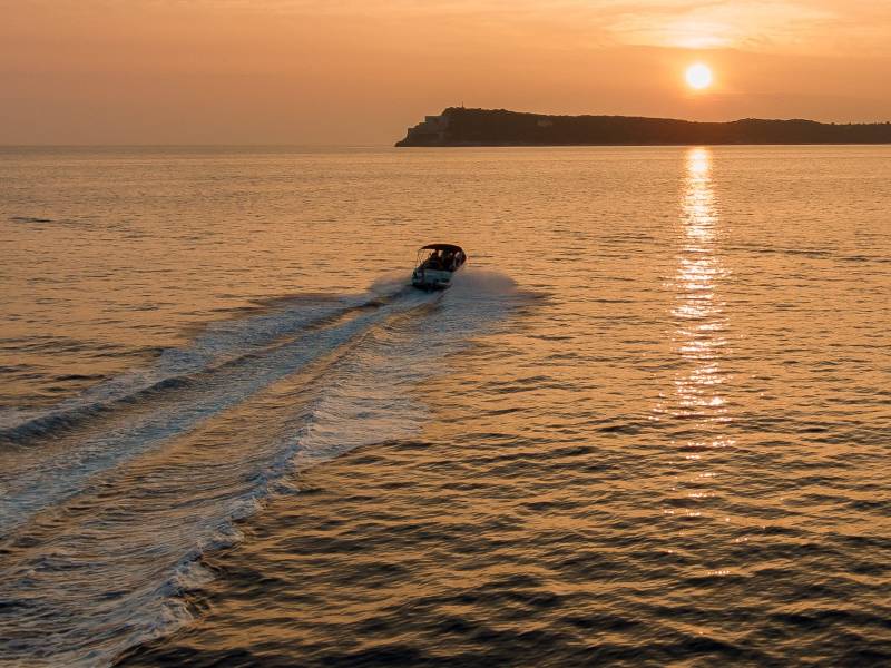 Speed boat (116) Speed boat (116)